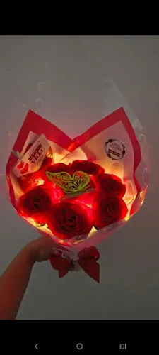 Buquê de rosas de cetim com led 