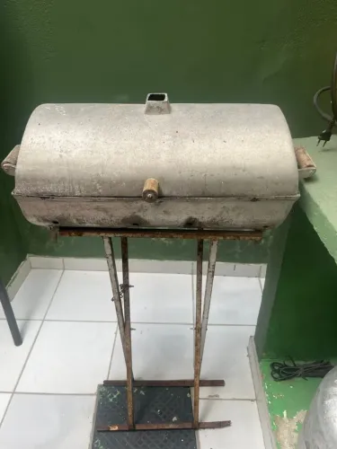 Churrasqueira com suporte 