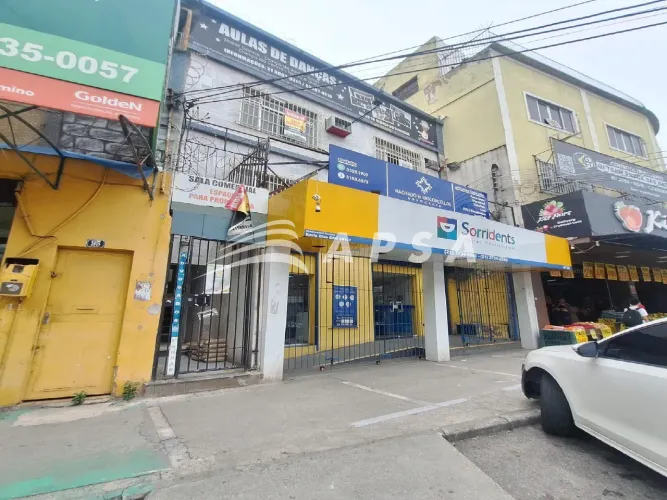 EM UMA RUA MOVIMENTADA E ESTRATÉGICA EM BONSUCESSO, SURGE UM IMÓVEL COMERCIAL VERSÁTIL E C