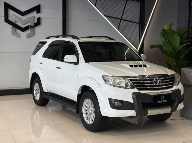 Toyota Hilux SW4 SRV D4-d 4X4 3.0 TDI Dies. MEC 2015