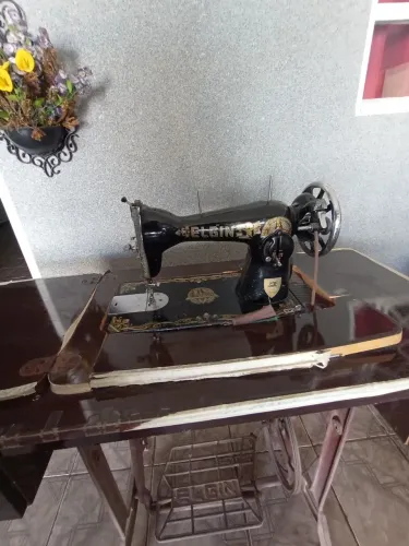 Vende-se máquina de costura