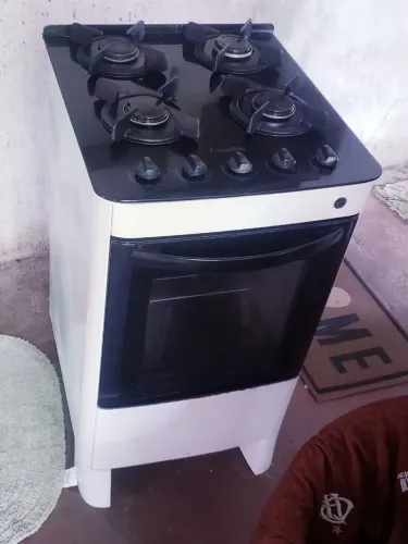 Fogão 4bcs branco Esmaltec...tampo de vidro não tem elétrico