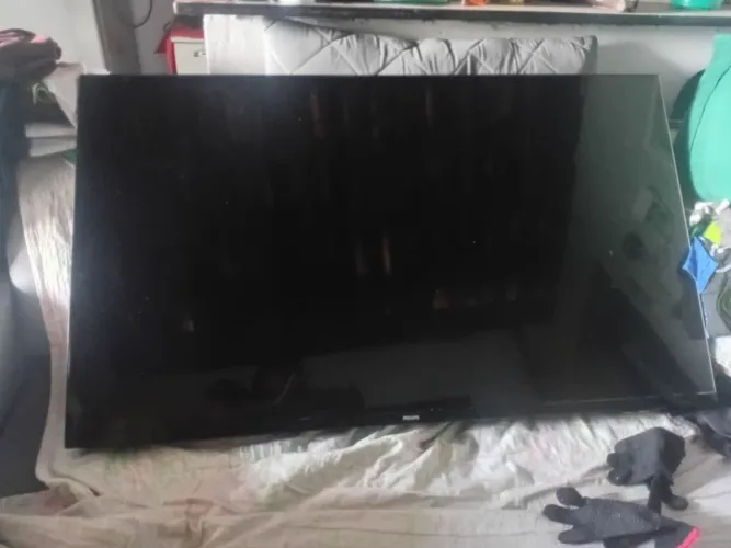 Tv a venda esta funcionando tudo direitinho eu so não tive como ligar pra mostrar