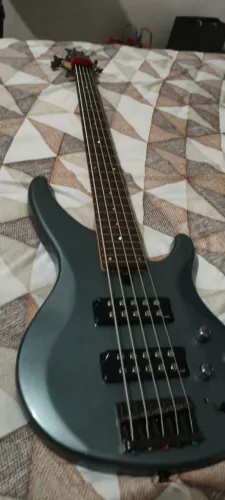 Contra baixo Yamaha TRBX 305 com apenas 1 mês de uso, cor Mist Green e revisado.