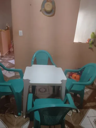 Vendo mesa com 4 cadeiras a mesa na cor branca e as cadeiras na cor verde , valor 250