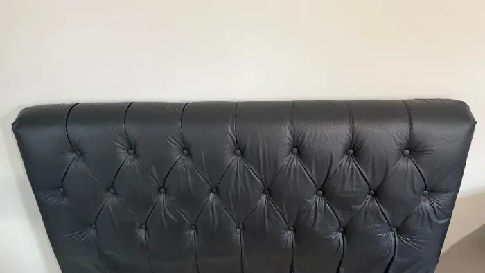 Cabeceira de cama de casal preta corino