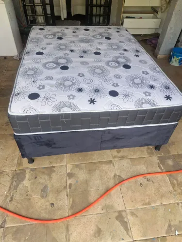 Cama bem conservada casal padrão 1.38x1.88 Box e colchão de molas ensacadas Topázio