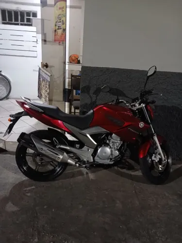 Fazer 250, toda original. 8 mil km. Moto de garagem. Apenas 8mil km