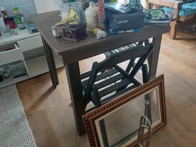 Vende-se mesa e duas cadeiras