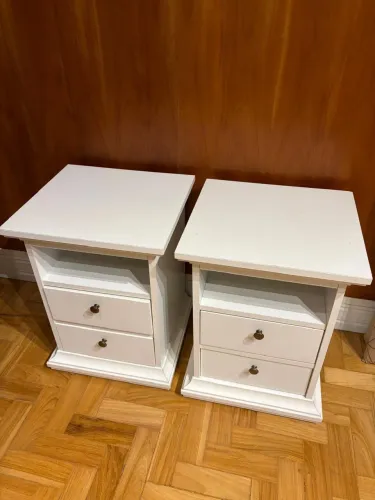 Par de Mesas de Cabeceira Brancas com Gavetas e Nicho