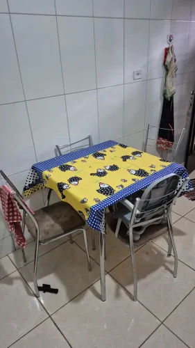 Mesa com 4 cadeiras e comoda usada