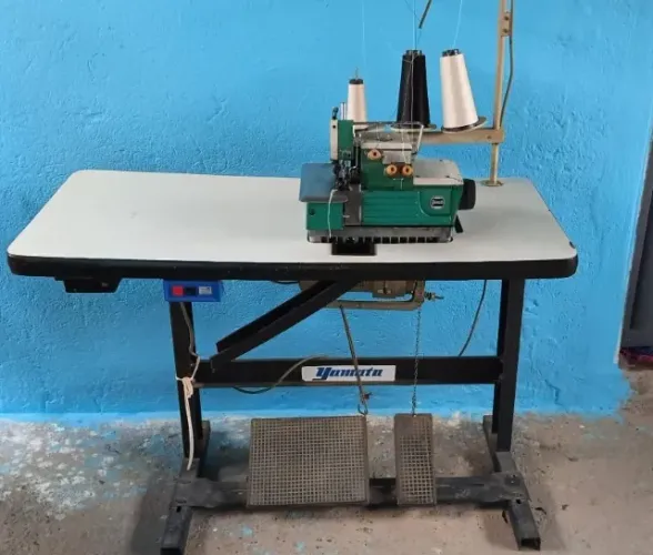 Máquina Overlock usada