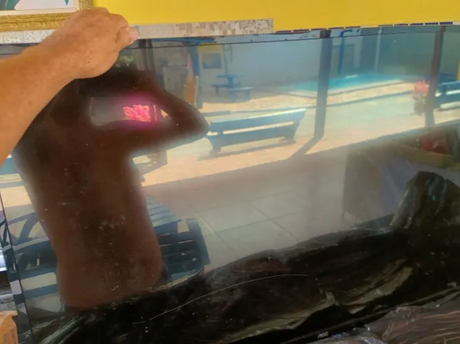 Vendo uma tv  AOC 43 polegadas, display quebrado para retirada de peças 