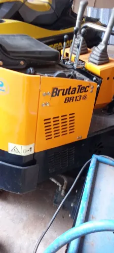 Retroescavadeira Brutatec com Implementos