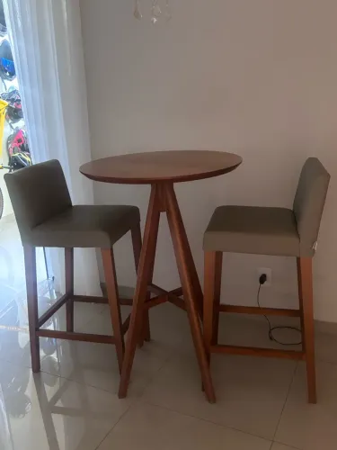 Mesa alta com banqueta