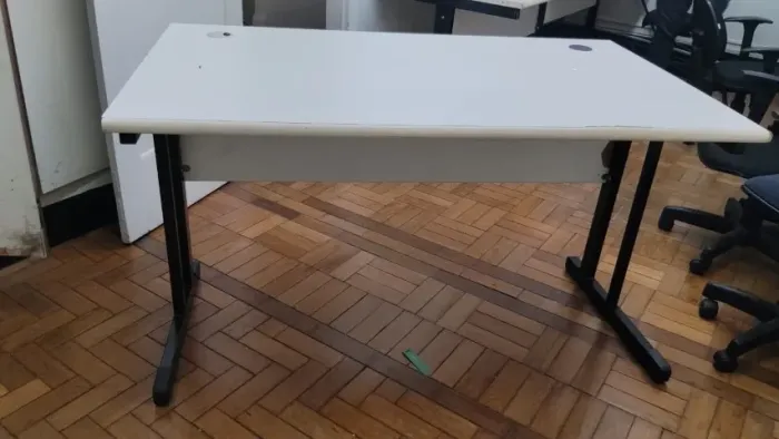 Mesa de Escritório sem gaveteiro - Usada