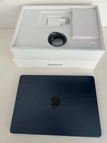 MacBook Air M4 - Brasileiro de loja oficial Apple Brasil/ 6 ciclos de bateria/ Na garantia