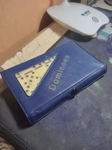 Jogo de domino com 28 peças com estojo azul de material sintetico