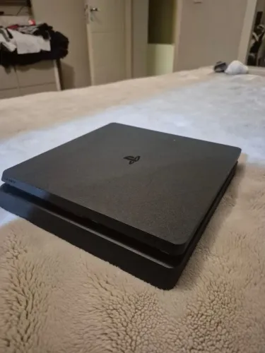 PS4 Slim 1TB + 2 Controles + 3 Jogos