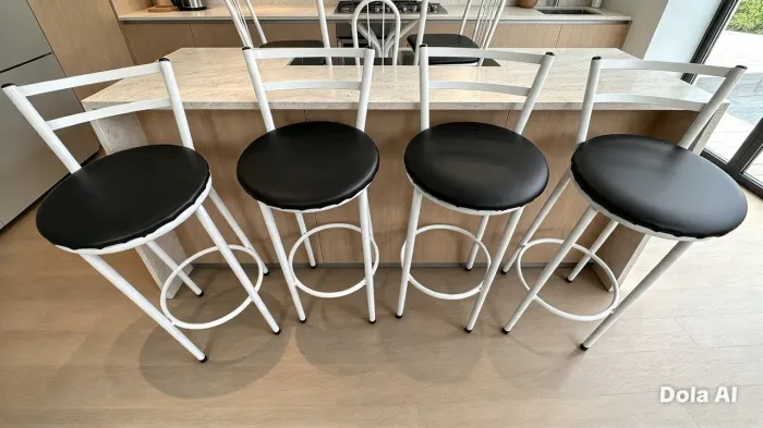 Banquetinhas novas, 70 cm 70$$ cada ,, *