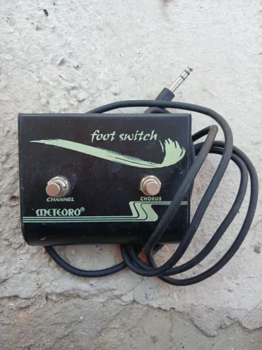 pedal footswitch de duas vias da Meteoro