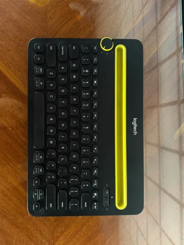 Logitech K480 conecte até 3 dispositivos Bluetooth 