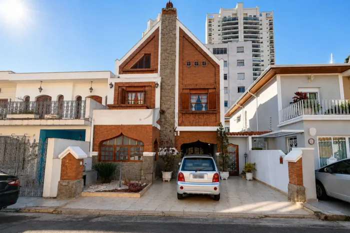 Casa de Vila com 267 m², 5 Dormitórios, 3 Suítes e Edícula, Próxima ao Parque da Aclimação