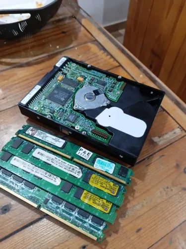 memória RAM DDR2 verde para desktop (UDIMM) com etiquetas amarelas da marca Itaucom (tipic