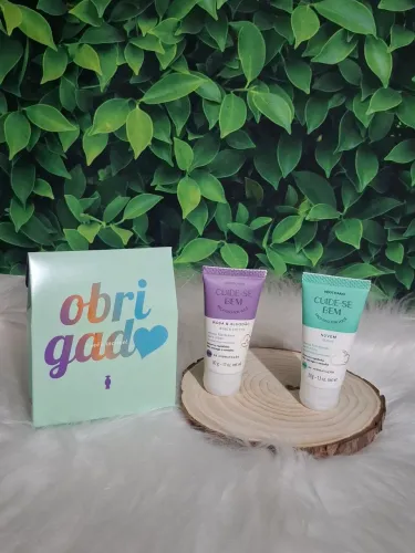 Kit com 2 cremes de mãos nas fragrâncias rosa e algodão e nuvem cloudde O Boticário