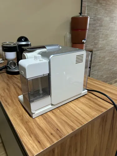 Cafeteira moderna ótimo estado Nespresso Lattissima