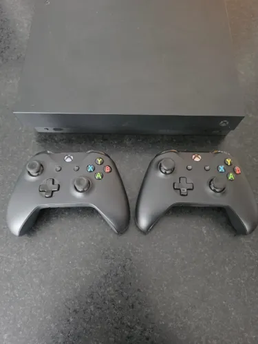 Xbox One X 1TB + 2 controles + jogos + microfone Xbox 360
