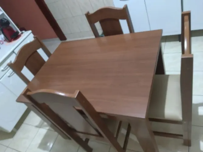Vende se uma mesa com 4 cadeiras