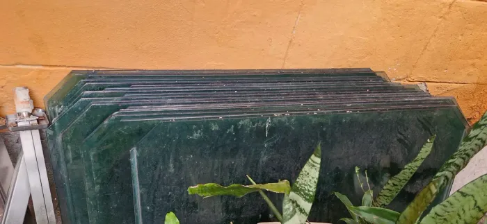 Porta de vidro verde e folhas com suporte
