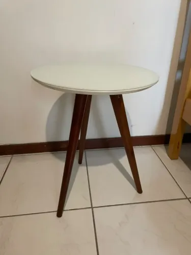 Mesa de apoio redonda com pé palito