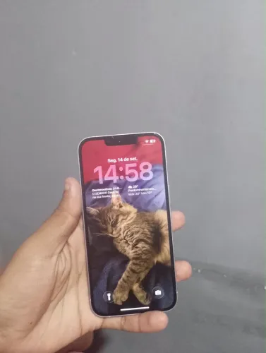 iPhone 14 lilás