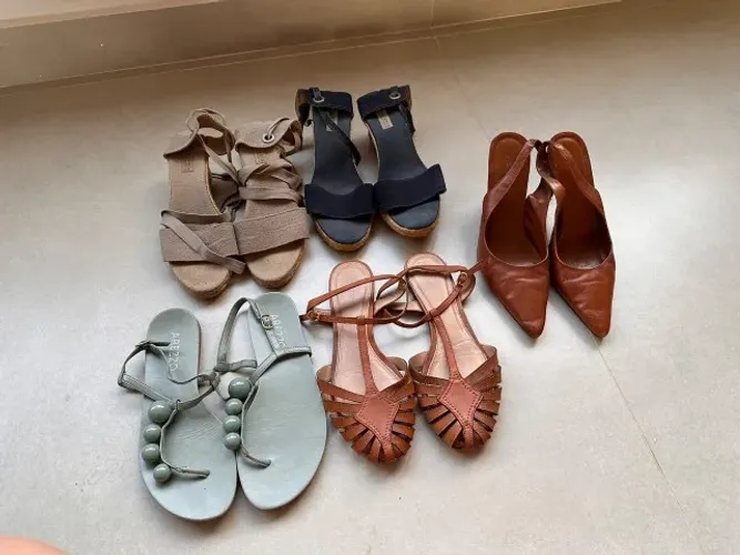 Conjunto de 5 sandálias Arezzo e Cervera