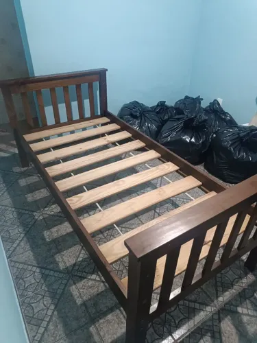 Cama solteiro em madeira.