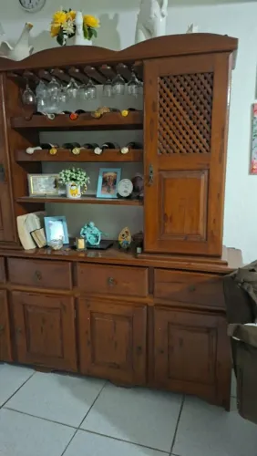 Bar e estante em madeira agilin em pedra de gravata 