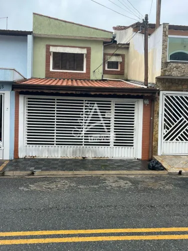 Sobrado a venda no Parque São Vicente/Mauá, com 3 quartos, 2 vagas na garagem