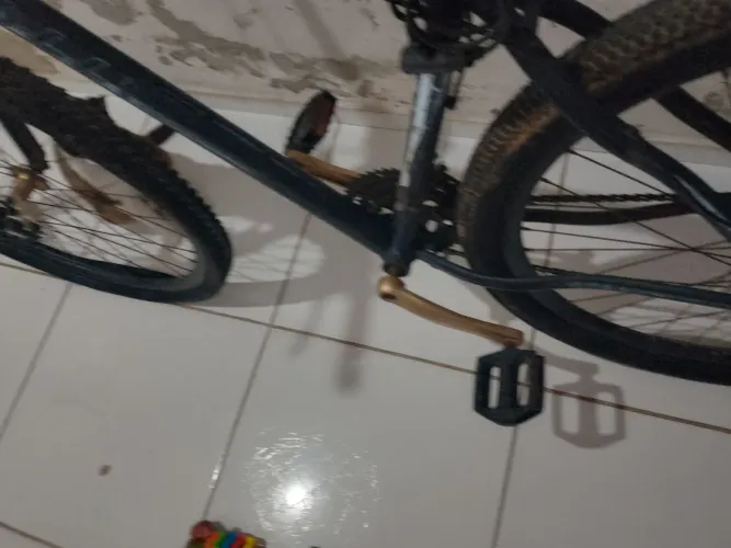 Estou vendendo essa Bicicleta, colli aro 29 precisando trocar o pneu dianteiro e a cela