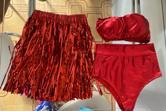 Conjunto Fantasia Vermelho Metalizado + Saia de Franjas ?