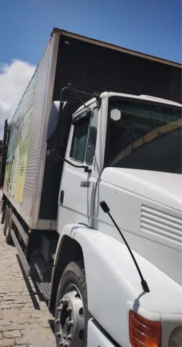 Caminhão Mercedes 1318 baú 
