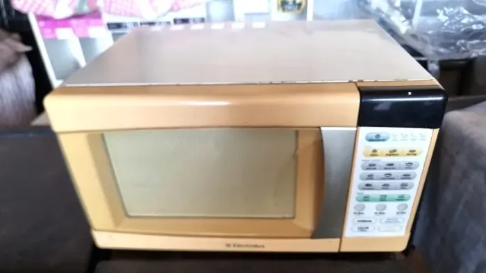 Microondas Electrolux 127 volts usado um pouco amarelado mais funcionando 100%