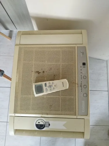 ar condicionado de caixa Consul velho, funcionando, porém barulhento