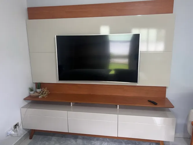Painel com rack novíssimo