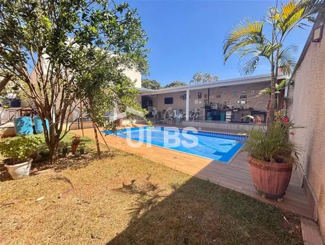 Casa Térrea - 4 Suítes, Escritório, Área Gourmet e Piscina Aquecida, Condominio Fechado.