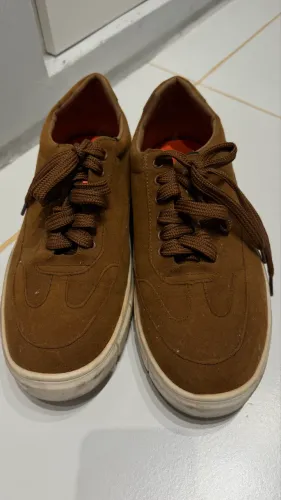 tênis caramelo com solado branco 40