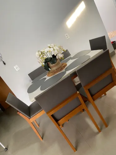 Mesa de jantar com 6 cadeiras em madeira maciça