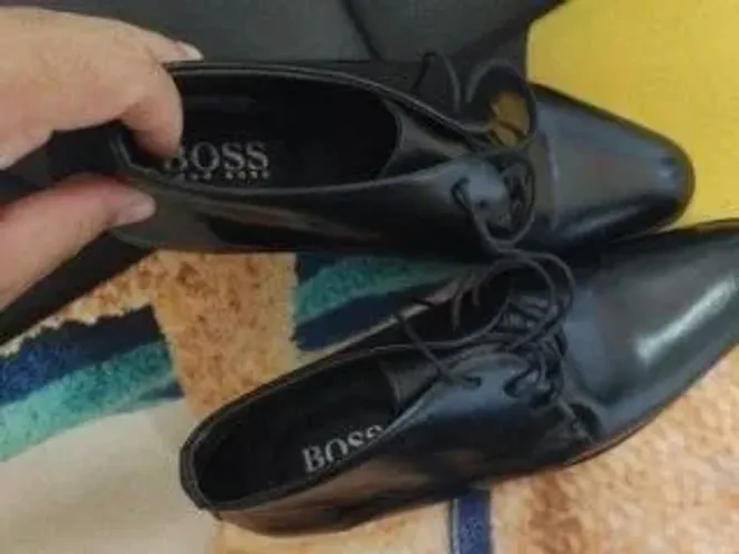 Sapato Hugo Boss couro solado de Madeira ( para pessoas exigentes )