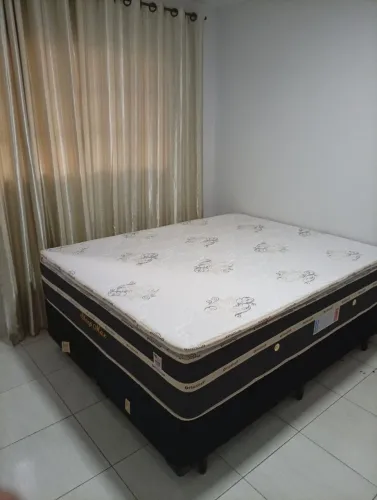 Cama Queen. Cama bem alta